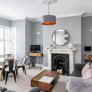 Modern & Spacious 2 Bedroom Maisonette Apartment Bath